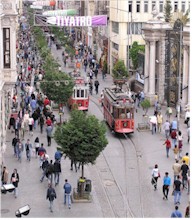 Istiklal_Avenue_and_the_historic_tram02