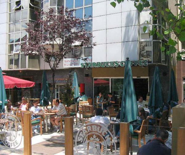 714px-Cafes_on_Arjantin_Avenue_in_Ankara