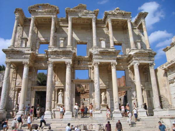 800px-Celsus-Bibliothek2