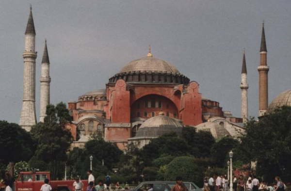 800px-HagiaSofia_Istanbul
