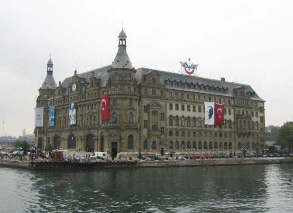 800px-Haydarpasha_train_station_istanbul