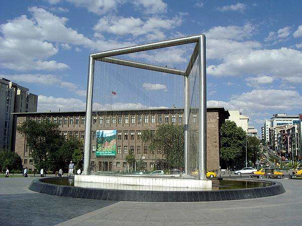 Triangular_fountain_in_Ankara